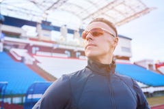 Homme sportif bel posant sur la voie courante du stade photographie stock Homme sportif bel posant sur la voie courante du stade photographie stock
