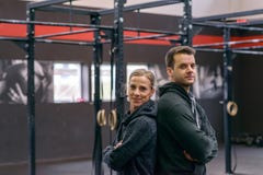 Homme sportif et femme faisant face à l'appareil-photo photo libre de droits Homme sportif et femme faisant face à l'appareil-photo photo libre de droits