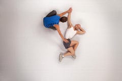 homme sportif streching avec l'avion-école personnel homme sportif streching avec l'avion-école personnel