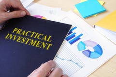Homme tenant le document avec l'investissement pratique image stock Homme tenant le document avec l'investissement pratique image stock