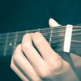 Homme toujours de la vie jouant la guitare Images libres de droits Homme toujours de la vie jouant la guitare Images libres de droits