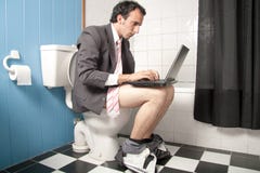 Homme travaillant avec un ordinateur portatif dans la carte de travail Photographie stock Homme travaillant avec un ordinateur portatif dans la carte de travail Photographie stock