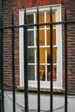 Homme travaillant à la vue de bureau par des grilles Les gens sont soumis à une contrainte parce qu'ils sont emprisonnés en heure photographie stock Homme travaillant à la vue de bureau par des grilles Les gens sont soumis à une contrainte parce qu'ils sont emprisonnés en heure photographie stock