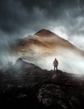 Homme trimardant sur Misty Mountain image libre de droits Homme trimardant sur Misty Mountain image libre de droits