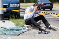 Homme triste à la scène d'accidents photographie stock Homme triste à la scène d'accidents photographie stock