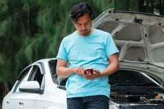 Homme à l'aide du téléphone portable et réclamant l'aide tandis que la voiture cassée photos libres de droits Homme à l'aide du téléphone portable et réclamant l'aide tandis que la voiture cassée photos libres de droits