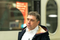 Homme à la gare ferroviaire photo stock Homme à la gare ferroviaire photo stock
