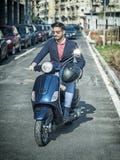 Homme à la mode sur le scooter dans la ville Images stock Homme à la mode sur le scooter dans la ville Images stock