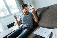 Homme émotif malheureux étant soumis à une contrainte Photos stock Homme émotif malheureux étant soumis à une contrainte Photos stock
