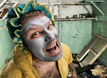 Homme étrange avec la masque de beauté image stock Homme étrange avec la masque de beauté image stock