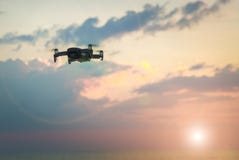 Hommelhelikopter die met digitale camera vliegen Hommel met hoge resolutie digitale camera De vliegende camera neemt een foto en royalty-vrije stock foto Hommelhelikopter die met digitale camera vliegen Hommel met hoge resolutie digitale camera De vliegende camera neemt een foto en royalty-vrije stock foto