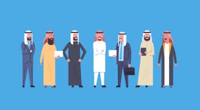 Hommes d'affaires arabes intégraux d'affaires de groupe arabe d'hommes portant les vêtements traditionnels, foule masculine musul illustration stock Hommes d'affaires arabes intégraux d'affaires de groupe arabe d'hommes portant les vêtements traditionnels, foule masculine musul illustration stock