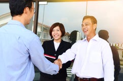 Hommes d'affaires asiatiques se serrant la main photographie stock Hommes d'affaires asiatiques se serrant la main photographie stock
