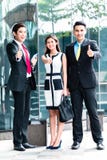 Hommes d'affaires asiatiques travaillant ensemble image libre de droits Hommes d'affaires asiatiques travaillant ensemble image libre de droits
