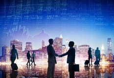 Hommes d'affaires ayant une poignée de main dehors image stock Hommes d'affaires ayant une poignée de main dehors image stock