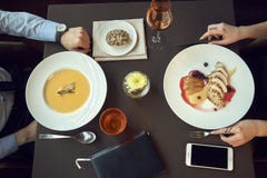Hommes d'affaires dinant ensemble le concept, le filet de porc grillé avec le souce de grenade et la pomme de terre et la soupe à photographie stock libre de droits Hommes d'affaires dinant ensemble le concept, le filet de porc grillé avec le souce de grenade et la pomme de terre et la soupe à photographie stock libre de droits