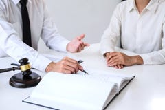 Hommes d'affaires ou avocat ayant la réunion d'équipe discutant des agreemen photos stock Hommes d'affaires ou avocat ayant la réunion d'équipe discutant des agreemen photos stock