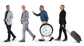 Hommes d'affaires portant le costume formel et la marche image libre de droits Hommes d'affaires portant le costume formel et la marche image libre de droits