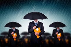 Hommes d'affaires sous la pluie photographie stock libre de droits Hommes d'affaires sous la pluie photographie stock libre de droits