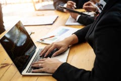 Hommes d'affaires travaillant avec des actions de graphique de discussion et d'analyse dans l'ordinateur, ordinateur portable à l images stock Hommes d'affaires travaillant avec des actions de graphique de discussion et d'analyse dans l'ordinateur, ordinateur portable à l images stock
