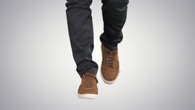Hommes marchant dans des chaussures d'espadrille d'automne sur le fond de gradient photos stock Hommes marchant dans des chaussures d'espadrille d'automne sur le fond de gradient photos stock