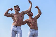 Hommes musculaires avec le torse sexy nu, ciel sur le fond Athlètes avec la vente d'inscription sur les coffres musculaires Conce Photos libres de droits Hommes musculaires avec le torse sexy nu, ciel sur le fond Athlètes avec la vente d'inscription sur les coffres musculaires Conce Photos libres de droits