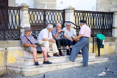 Hommes pluss âgé ayant une vie sociale à la place photo stock Hommes pluss âgé ayant une vie sociale à la place photo stock