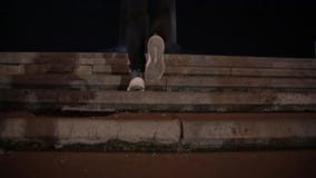 Hommes sur des escaliers banque de vidéos Hommes sur des escaliers banque de vidéos