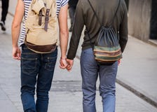 Homosexuelles Paar geht Hand in Hand lizenzfreie stockfotos Homosexuelles Paar geht Hand in Hand lizenzfreie stockfotos
