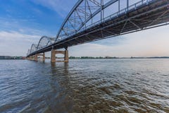 Honderdjarige Brug over de Rivier van de Mississippi in Davenport, Iowa, de V.S. stock foto's Honderdjarige Brug over de Rivier van de Mississippi in Davenport, Iowa, de V.S. stock foto's