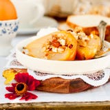 Honey Roast Pears avec la granola et le yaourt photos libres de droits Honey Roast Pears avec la granola et le yaourt photos libres de droits