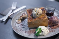 Honey Toast op een houten lijst royalty-vrije stock afbeeldingen Honey Toast op een houten lijst royalty-vrije stock afbeeldingen