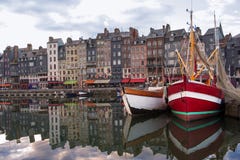 Honfleur взгляд гавани вечера лета Нормандии, Франции стоковая фотография Honfleur взгляд гавани вечера лета Нормандии, Франции стоковая фотография