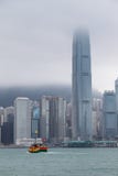HONG KONG, CHINA/ASIA - 29 DE FEVEREIRO: Ideia da skyline em Hong fotografia de stock royalty free HONG KONG, CHINA/ASIA - 29 DE FEVEREIRO: Ideia da skyline em Hong fotografia de stock royalty free