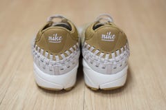 Hong Kong, Chine - 27 décembre 2017 : Suède velu de Nike Air Footscape Woven Chukka QS sur une surface en bois photo libre de droits Hong Kong, Chine - 27 décembre 2017 : Suède velu de Nike Air Footscape Woven Chukka QS sur une surface en bois photo libre de droits