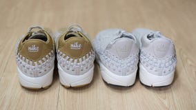 Hong Kong, Chine - 27 décembre 2017 : Suède velu de Nike Air Footscape Woven Chukka QS sur une surface en bois photographie stock libre de droits Hong Kong, Chine - 27 décembre 2017 : Suède velu de Nike Air Footscape Woven Chukka QS sur une surface en bois photographie stock libre de droits
