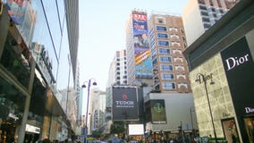 Hong Kong, Chine - 1er janvier 2016 : Rues centrales de Hong Kong panneaux-réclame Centres commerciaux et boutiques de mode haut photographie stock Hong Kong, Chine - 1er janvier 2016 : Rues centrales de Hong Kong panneaux-réclame Centres commerciaux et boutiques de mode haut photographie stock