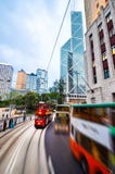 HONG KONG CHINY, KWIECIEŃ, - 29, 2014: Dwupiętrowi tramwaje na ulicach miasto w ruchu tła dyskoteki wysoko ewentualna prędkość mi obraz royalty free HONG KONG CHINY, KWIECIEŃ, - 29, 2014: Dwupiętrowi tramwaje na ulicach miasto w ruchu tła dyskoteki wysoko ewentualna prędkość mi obraz royalty free