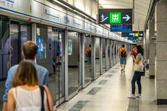Hong Kong, Chiny - pasażery czekać na pociąg przy stacją metrą fotografia stock Hong Kong, Chiny - pasażery czekać na pociąg przy stacją metrą fotografia stock