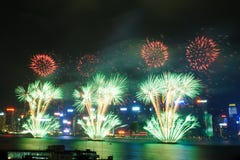Hong Kong Colorful Firework em Victoria Harbour fotografia de stock royalty free Hong Kong Colorful Firework em Victoria Harbour fotografia de stock royalty free