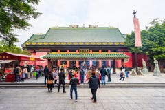 HONG KONG - DECTEMBER 17, 2017 : Pèlerins dans le temple de taoist de Che Kung en étain de Sha, Hong Kong Le taoïsme est une mani photo stock HONG KONG - DECTEMBER 17, 2017 : Pèlerins dans le temple de taoist de Che Kung en étain de Sha, Hong Kong Le taoïsme est une mani photo stock