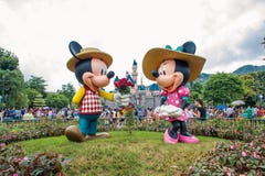 HONG KONG DISNEYLÂNDIA - EM MAIO DE 2015: Mickey e minnie no amor no parque na frente do castelo fotografia de stock HONG KONG DISNEYLÂNDIA - EM MAIO DE 2015: Mickey e minnie no amor no parque na frente do castelo fotografia de stock
