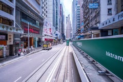 Hong Kong-Straßenbahnen, Hong Kong-` s Trams laufen in zwei Richtungen -- Osten- und Westpassagiere lehnen sich zurück als Hong K lizenzfreies stockfoto Hong Kong-Straßenbahnen, Hong Kong-` s Trams laufen in zwei Richtungen -- Osten- und Westpassagiere lehnen sich zurück als Hong K lizenzfreies stockfoto