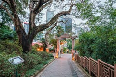 Hong Kong Zoological y jardines botánicos en distrito central en la oscuridad Arco de la entrada imágenes de archivo libres de regalías Hong Kong Zoological y jardines botánicos en distrito central en la oscuridad Arco de la entrada imágenes de archivo libres de regalías