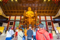 HONGKONG - DECTEMBER 17, 2017: Vallfärdar i den Che Kung taoisttemplet i Sha tenn, Hong Kong Taoism är en special väg av tropr Fotografering för Bildbyråer HONGKONG - DECTEMBER 17, 2017: Vallfärdar i den Che Kung taoisttemplet i Sha tenn, Hong Kong Taoism är en special väg av tropr Fotografering för Bildbyråer