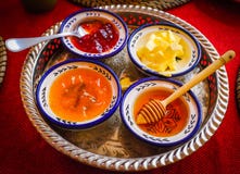 Honing, Boter, en Jam voor Ontbijt royalty-vrije stock afbeelding Honing, Boter, en Jam voor Ontbijt royalty-vrije stock afbeelding