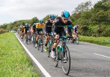 HONITON, REGNO UNITO - 20 SETTEMBRE: Bradley Wiggins indossa la maglia gialla di IG come capo corrente di giro, nel pacchetto dell immagini stock HONITON, REGNO UNITO - 20 SETTEMBRE: Bradley Wiggins indossa la maglia gialla di IG come capo corrente di giro, nel pacchetto dell immagini stock