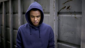 Honte se sentante d'adolescent triste pour le comportement faux, décidant d'être meilleur, choix images libres de droits Honte se sentante d'adolescent triste pour le comportement faux, décidant d'être meilleur, choix images libres de droits