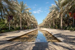 Hoofdparksteeg en watereigenschap, Abu Dhabi royalty-vrije stock foto Hoofdparksteeg en watereigenschap, Abu Dhabi royalty-vrije stock foto