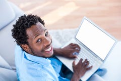 Hoog hoekportret van de mens die aan laptop werken stock afbeeldingen Hoog hoekportret van de mens die aan laptop werken stock afbeeldingen